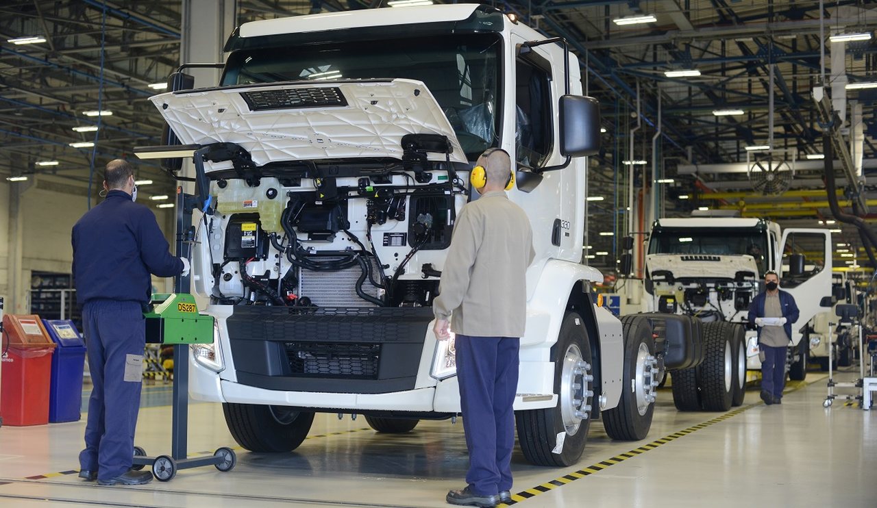 Empresa do setor automobilístico retoma o segundo turno na produção de caminhões
