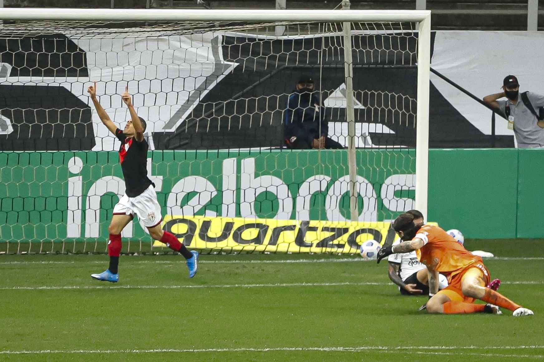 Corinthians perde do Atlético-GO e se complica na Copa do Brasil