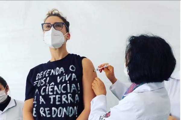 Paola Carosella se emociona ao ser vacinada contra Covid-19