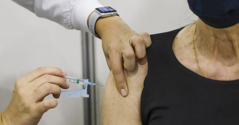 Curitiba inicia vacinação contra Covid-19 em trabalhadores de farmácias