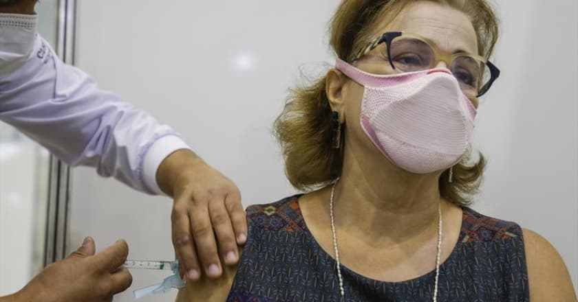 Curitiba começa vacinação contra Covid-19 para população geral nesta quarta-feira (2)
