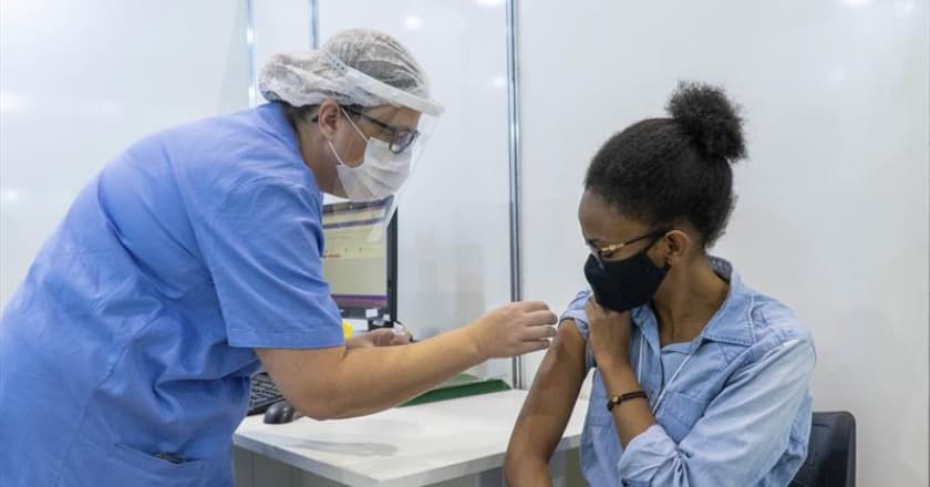 Professores de 42 anos começam a ser vacinados contra Covid-19 em Curitiba