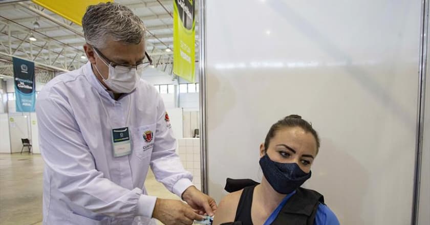 Curitiba mantém suspensão na vacinação contra Covid-19 de público geral