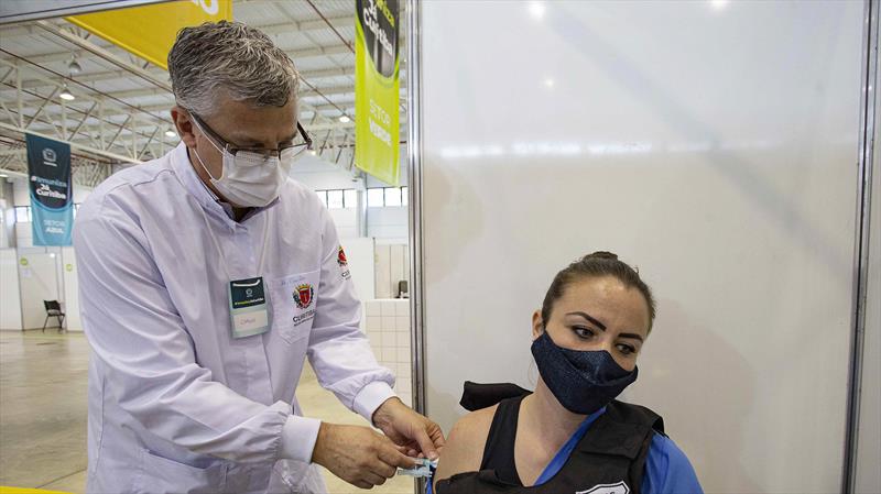 Curitiba mantém suspensa vacinação contra Covid-19 para público geral