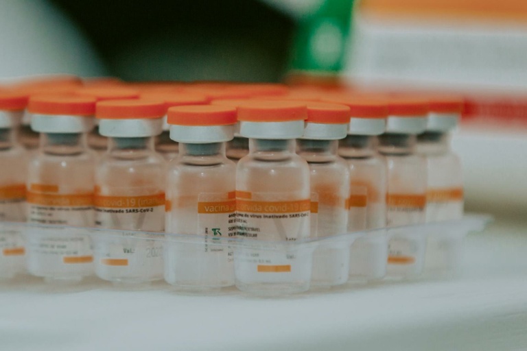 Câmara de Curitiba aprova regime de urgência para criar xepa na vacinação