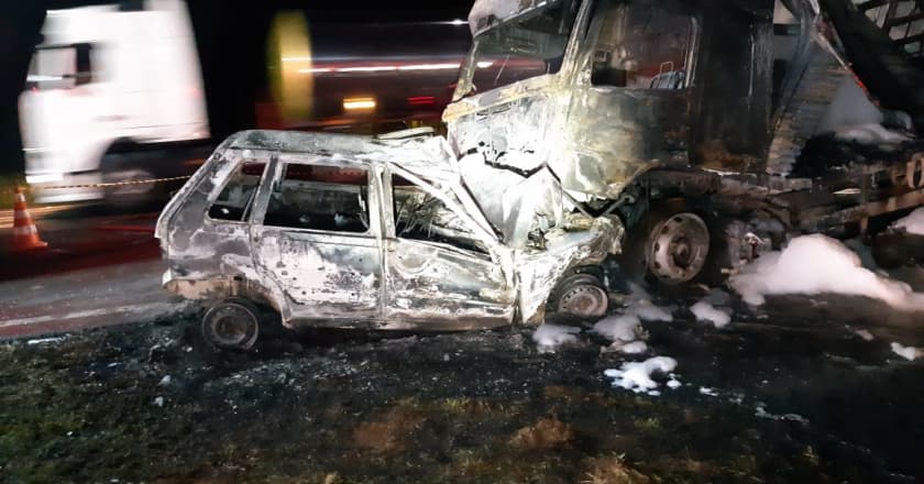 Acidente na BR-376: carro e caminhão pegam fogo após batida, e motorista morre