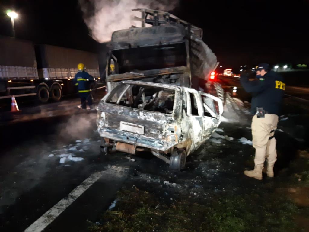 Acidente na BR-376: carro e caminhão pegam fogo após batida, e motorista morre