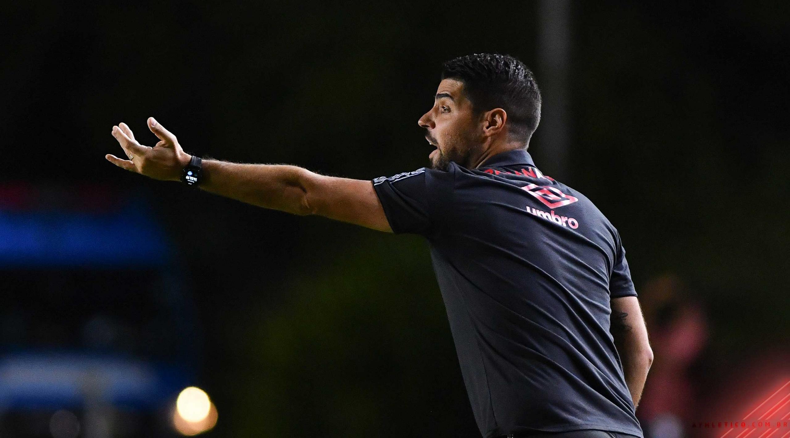 Athletico: António Oliveira reclama da arbitragem e árbitro registra na súmula: Incompetente