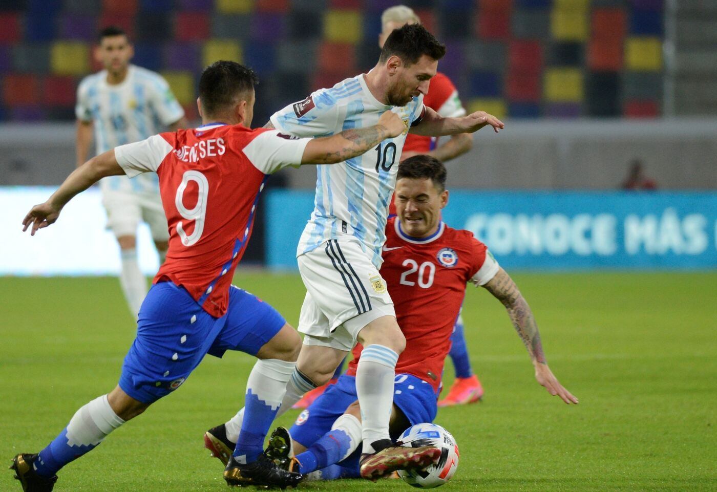 Com gol de Messi, Argentina empata com o Chile nas Eliminatórias