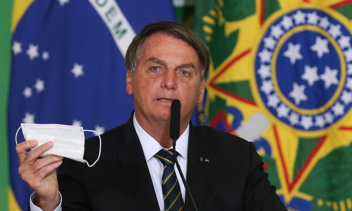 Bolsonaro agora diz que palavra final sobre máscaras cabe a Queiroga, governadores e prefeitos