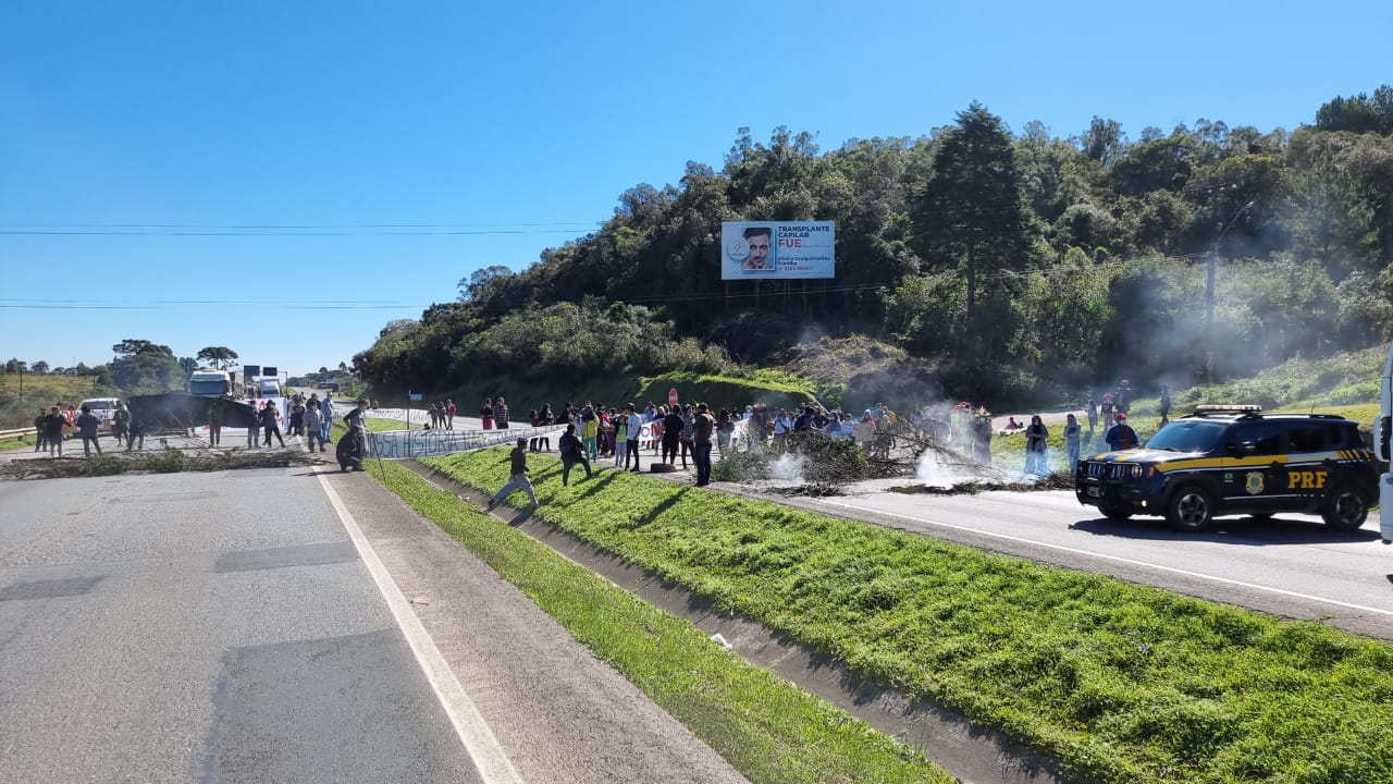 Manifestação de indígenas interdita pistas da BR-277, em São José dos Pinhais