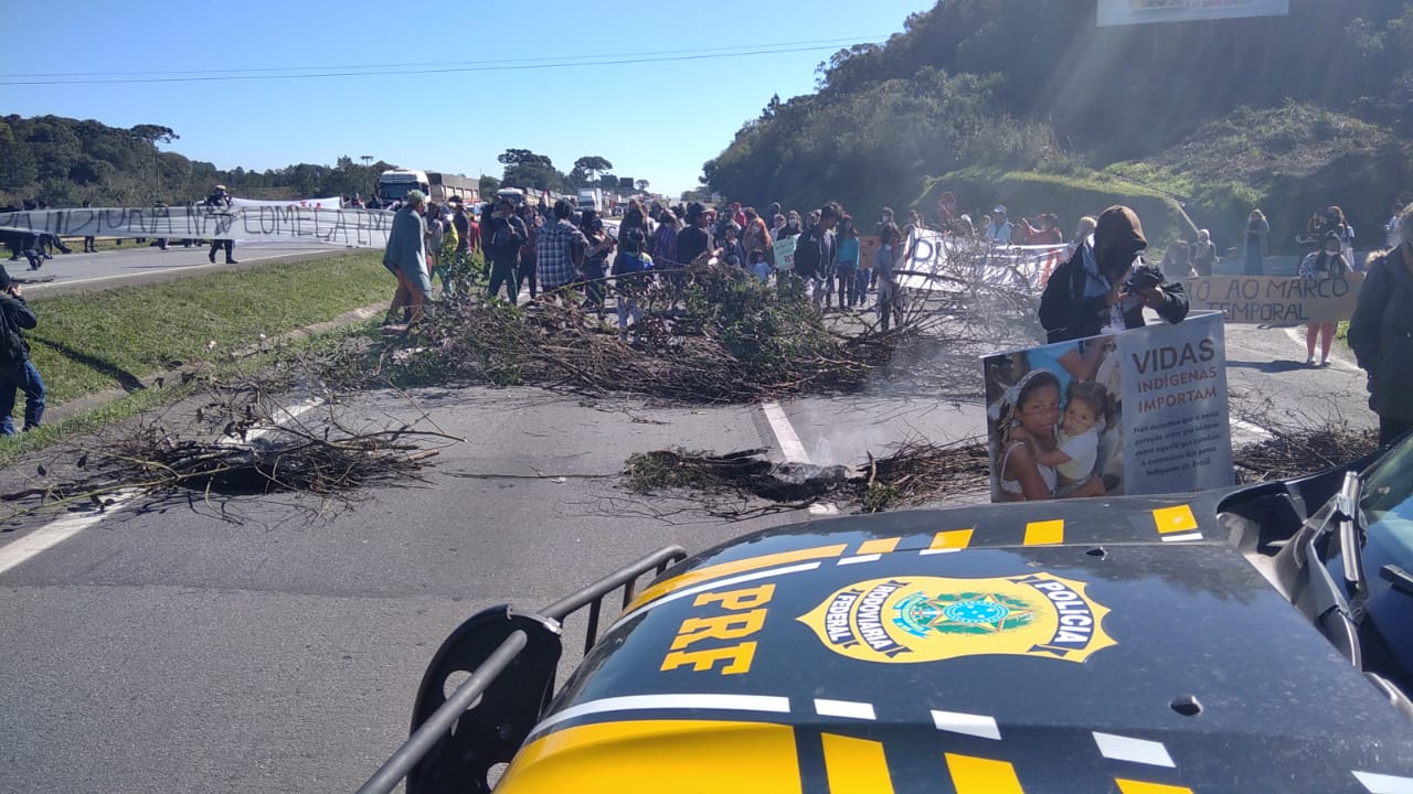 Manifestação de indígenas interdita a BR-277, em São José dos Pinhais