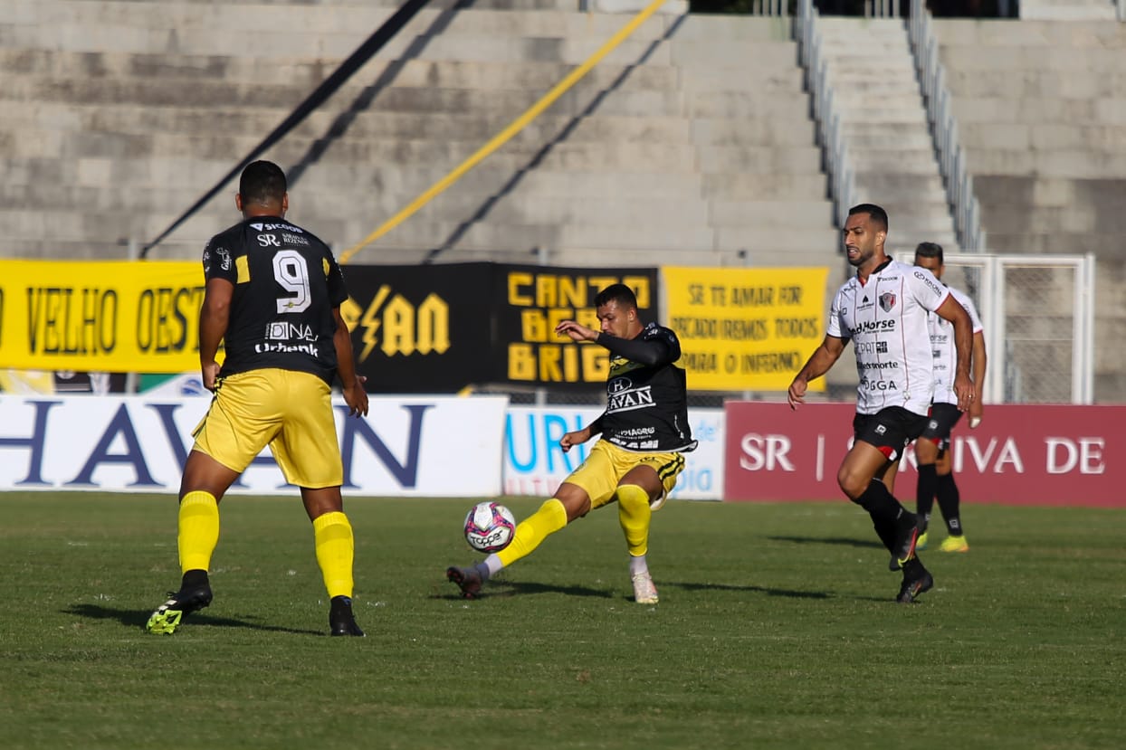 FC Cascavel abre 3 a 0, mas cede empate ao Joinville e tropeça na estreia da Série D