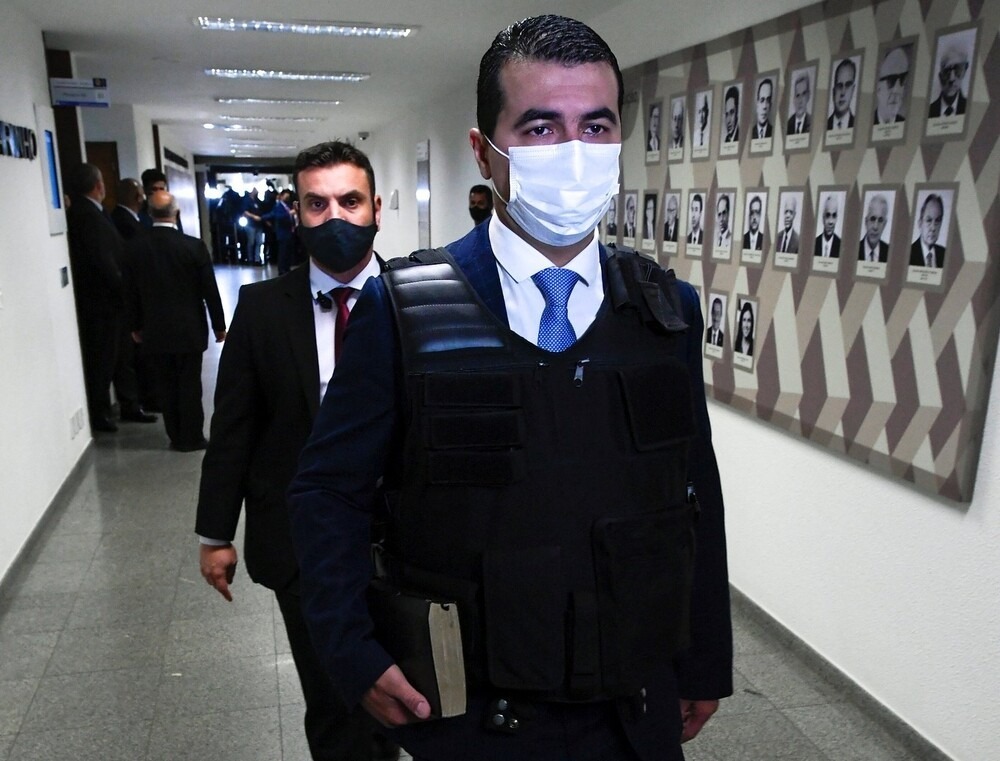 Deputado Luis Miranda chega à CPI usando colete à prova de balas