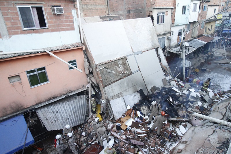 Bombeiros resgatam criança sem vida de escombros do desabamento no Rio