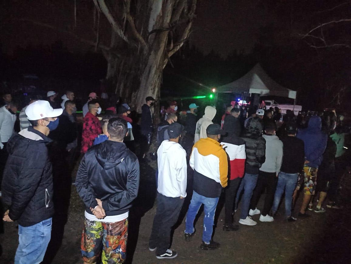 Festa com mais de 100 pessoas é encerrada pela Polícia Civil, em Piraquara