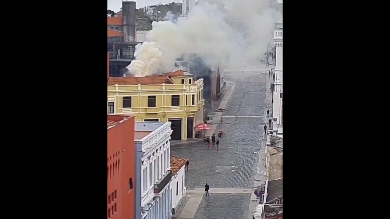 Incêndio em bar do Largo da Ordem assusta moradores de Curitiba; veja vídeo
