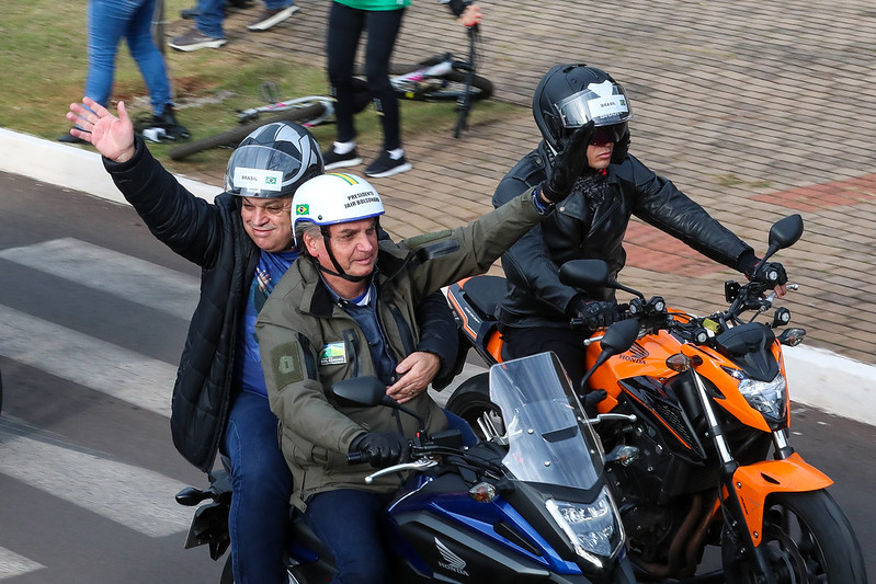 Bolsonaro repete rotina pró-Covid, em nova motociata sem máscara e com aglomeração