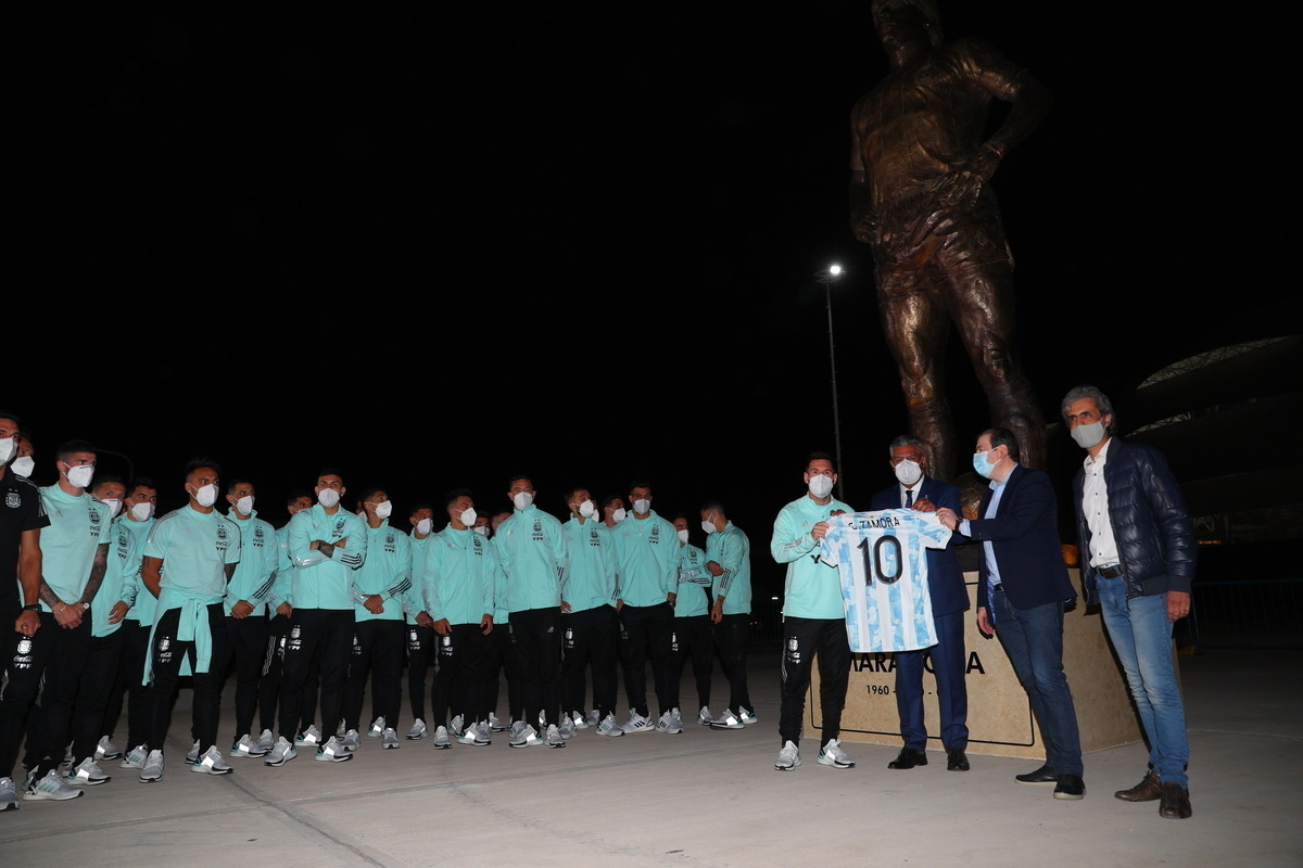 Maradona ganha estátua de cinco metros na Argentina