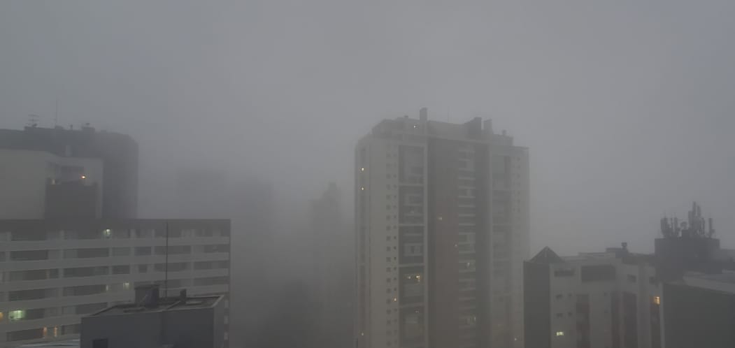 Amanhecer de terça-feira (1°) é marcado por forte nevoeiro em Curitiba e Região Metropolitana