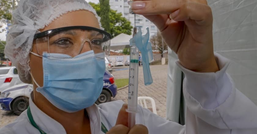 Curitiba amplia vacinação contra Covid-19 para 51 e 52 anos; veja programação