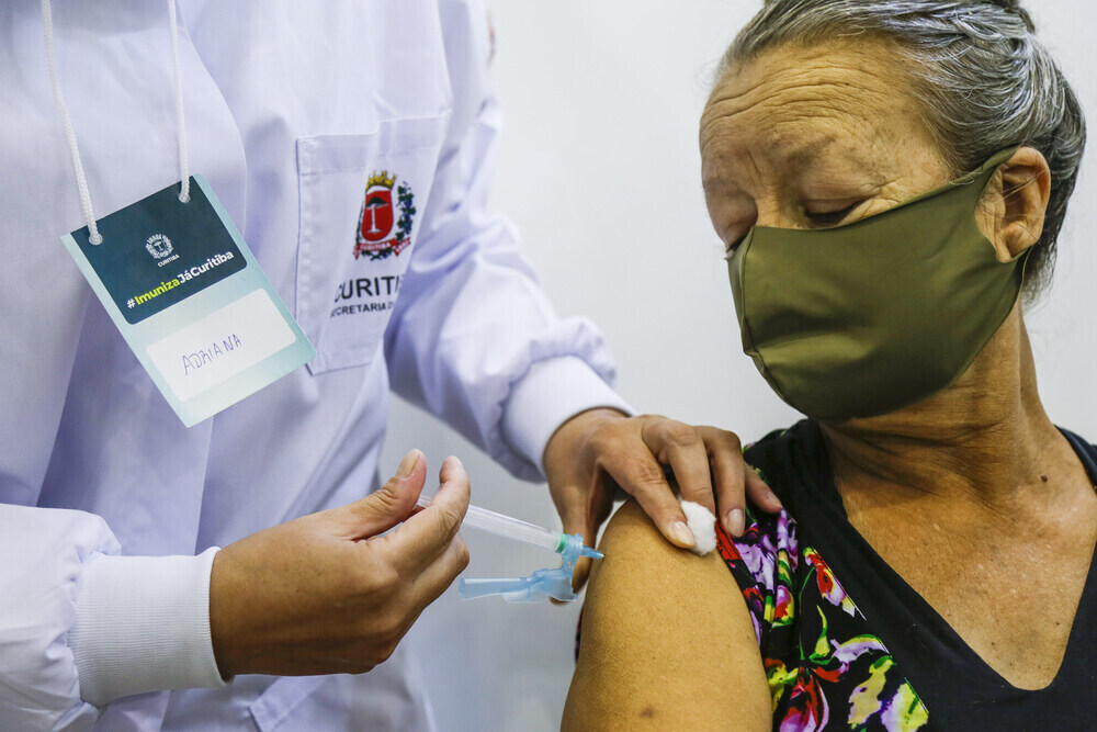 Com novas doses idosos do grupo de 66 anos recebem a vacina nesta segunda-feira. Curitiba, 12/04/2021. Foto: Pedro Ribas/SMCS