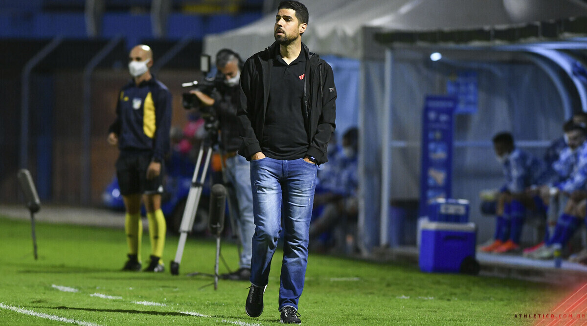 Técnico do Athletico lamenta deslize da defesa no empate com o Avaí