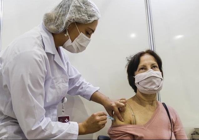 Vacina contra a covid-19 em Curitiba será aplicada em pessoas com 57 anos