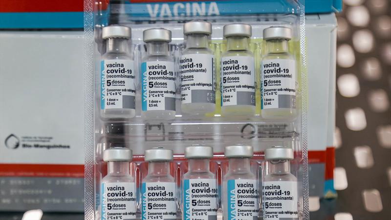 Vacinação em Curitiba é retomada e pessoas com até 45 anos receberão dose até sexta