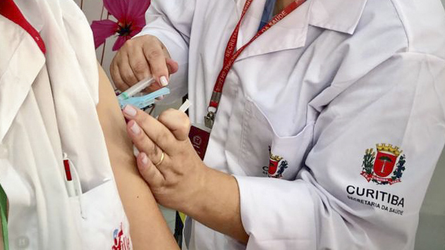 Vacinação em Curitiba reduz internamentos e mortes dos idosos com mais de 90 anos