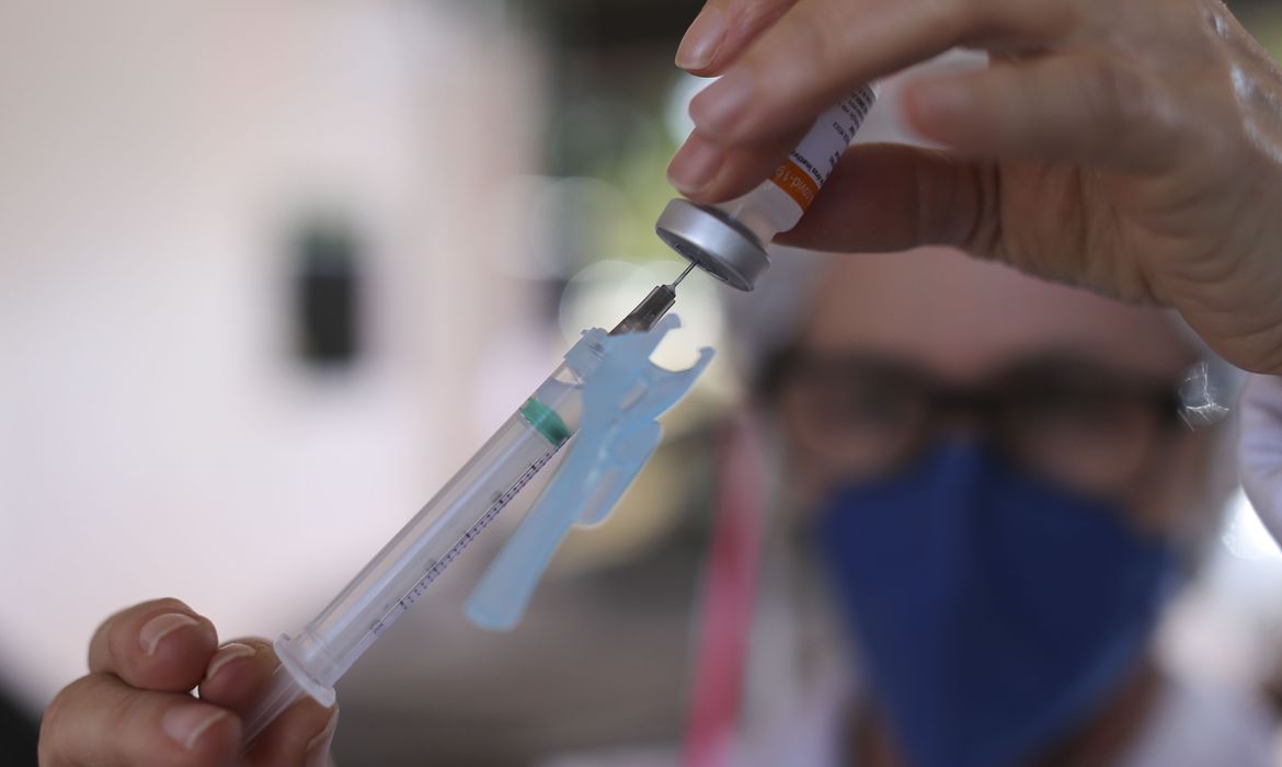 Pacientes são vacinados por engano contra o tétano ao invés de contra a covid-19, no Paraná