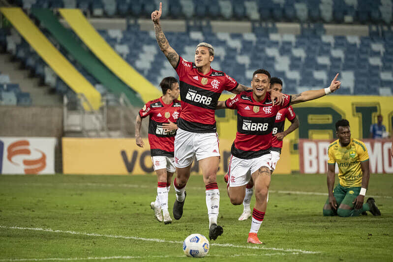Flamengo vence Cuiabá e entra no G-6 do Campeonato Brasileiro