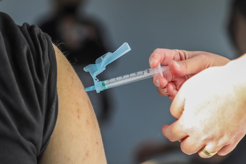 Curitiba retoma vacinação para pessoas nascidas em 1985 nesta quinta-feira (29)