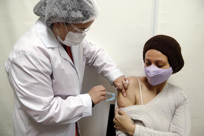 Curitiba imuniza pessoas com 36 anos e gestantes neste sábado (24)