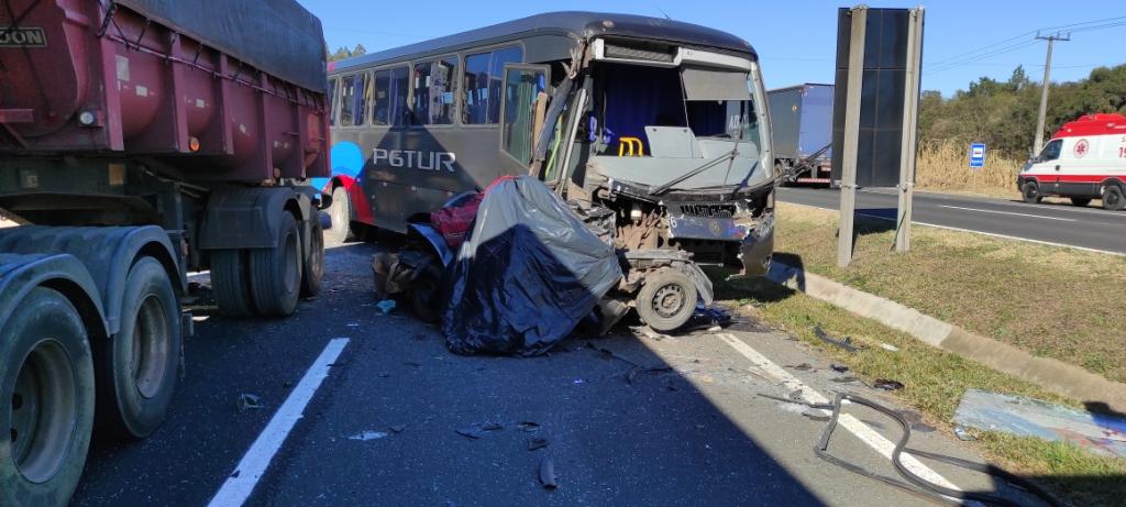 Carro é prensado entre ônibus e caminhão e duas pessoas morrem; imagens fortes
