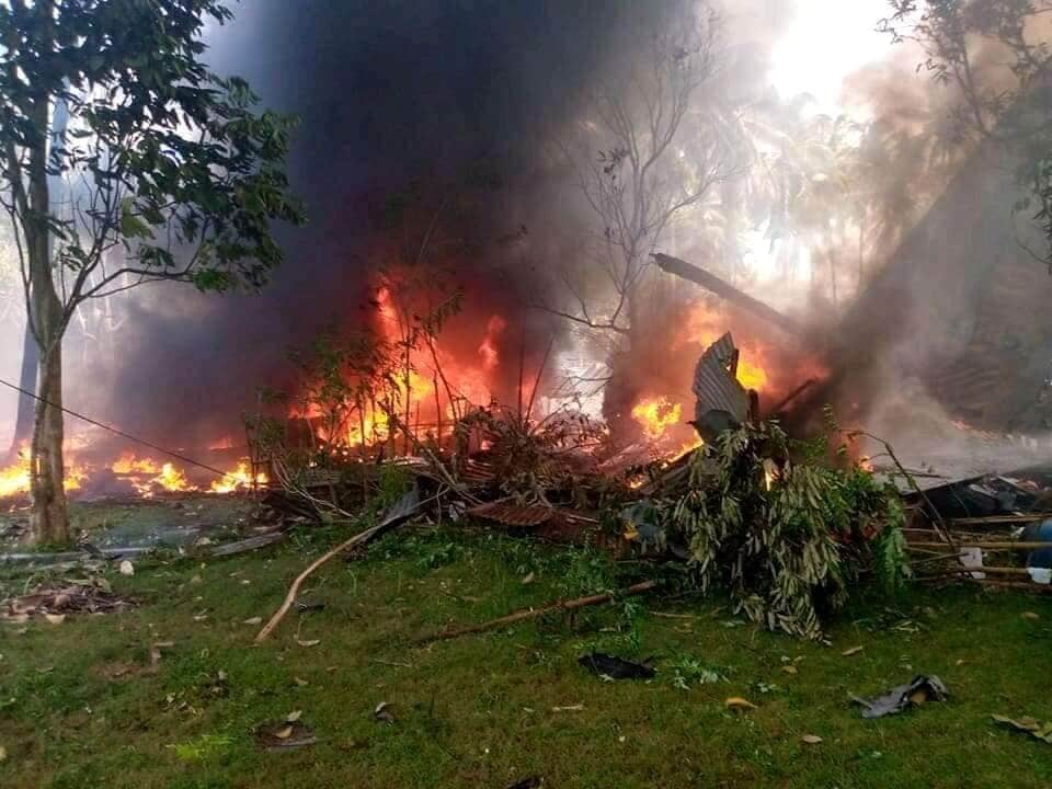 Avião militar com 92 pessoas a bordo cai nas Filipinas