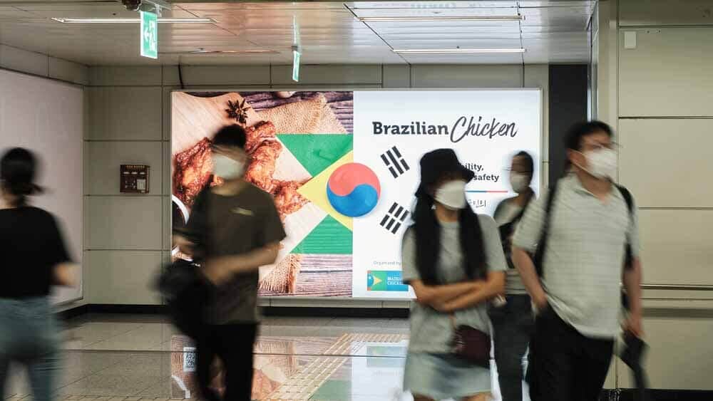 Publicidade do frango brasileiro em estação de metrô em Seul/ABPA