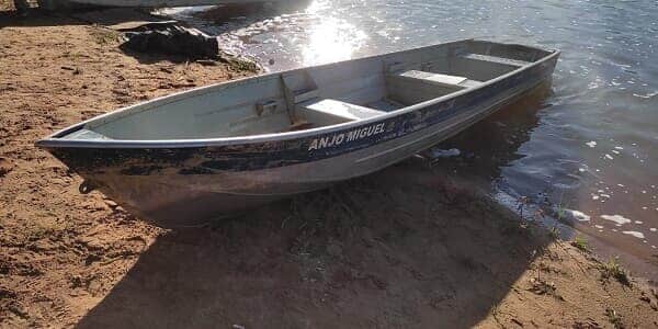 Barco usado pelas vítimas em passeio no Rio Ivaí (Reprodução/Blog do Berimbau/Sérgio Oliveira)