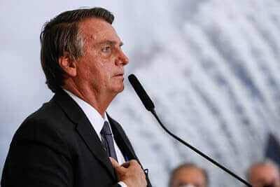 Após mal estar, Bolsonaro é internado para fazer exames