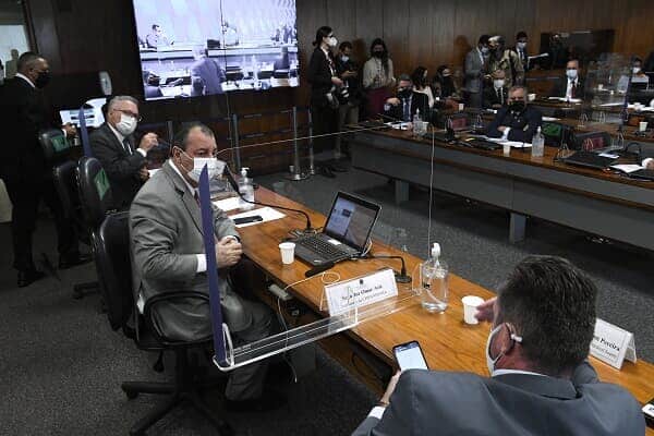 Vendedor relata à CPI negociação paralela de vacinas, e líderes de Bolsonaro admitem constrangimento