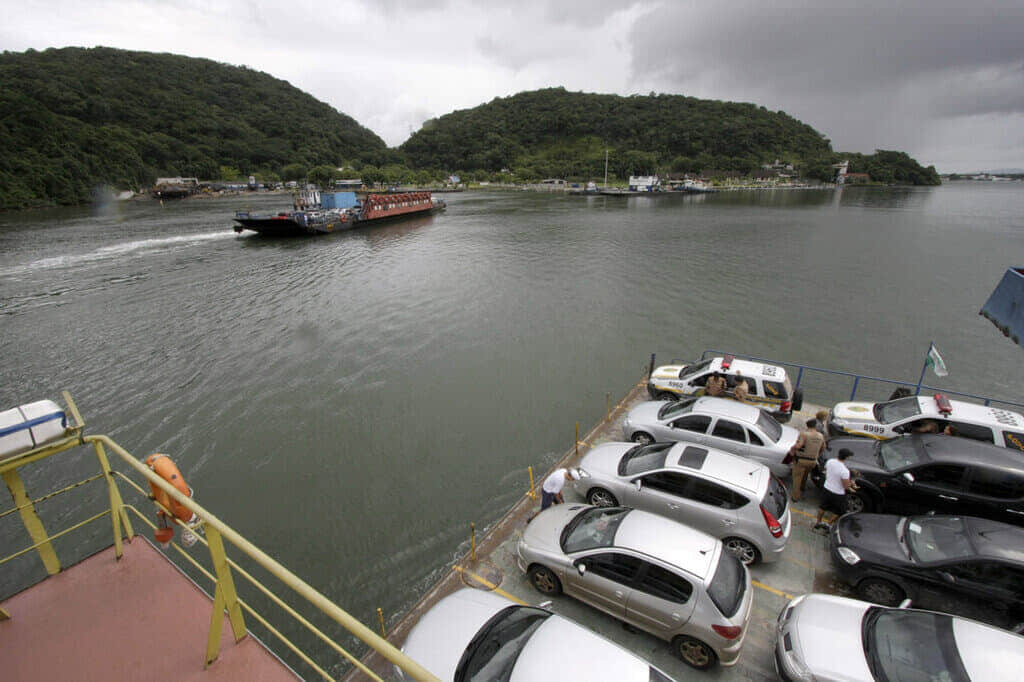 Ferry boat de Guaratuba passa a ter limite para caminhões durante o verão
