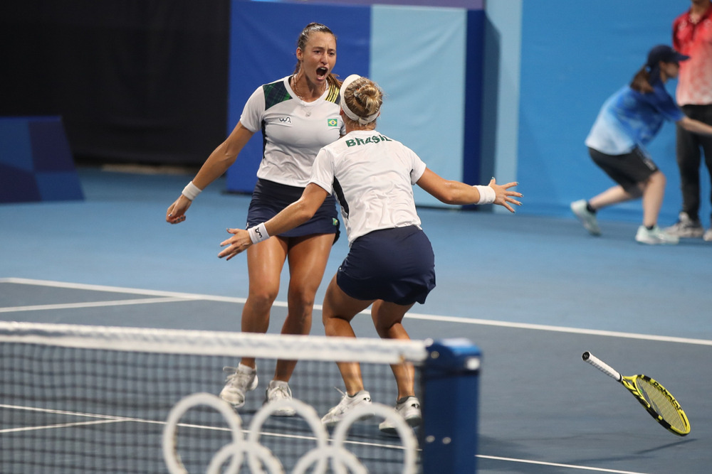 Olimpíadas: Laura Pigossi e Luisa Stefani conquistam o bronze, a 1ª medalha do tênis