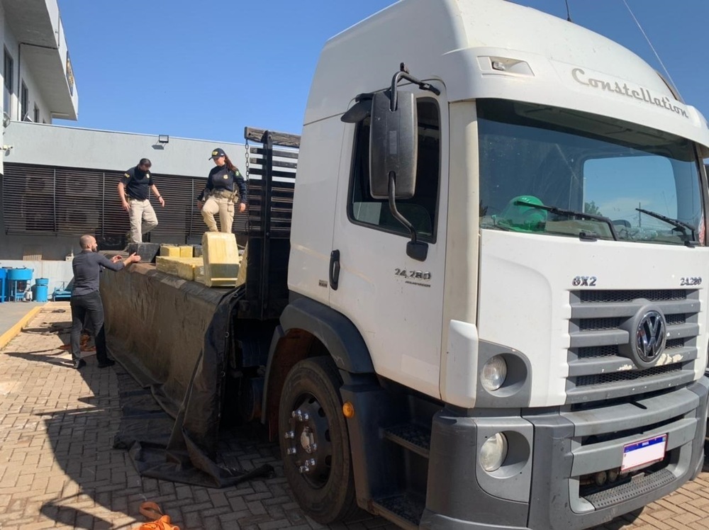 PR: Homem é preso transportando 3 toneladas de maconha em caminhão roubado