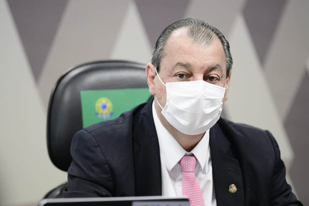 Aziz diz que Renan cede e tira de relatório da CPI acusação de genocídio contra Bolsonaro