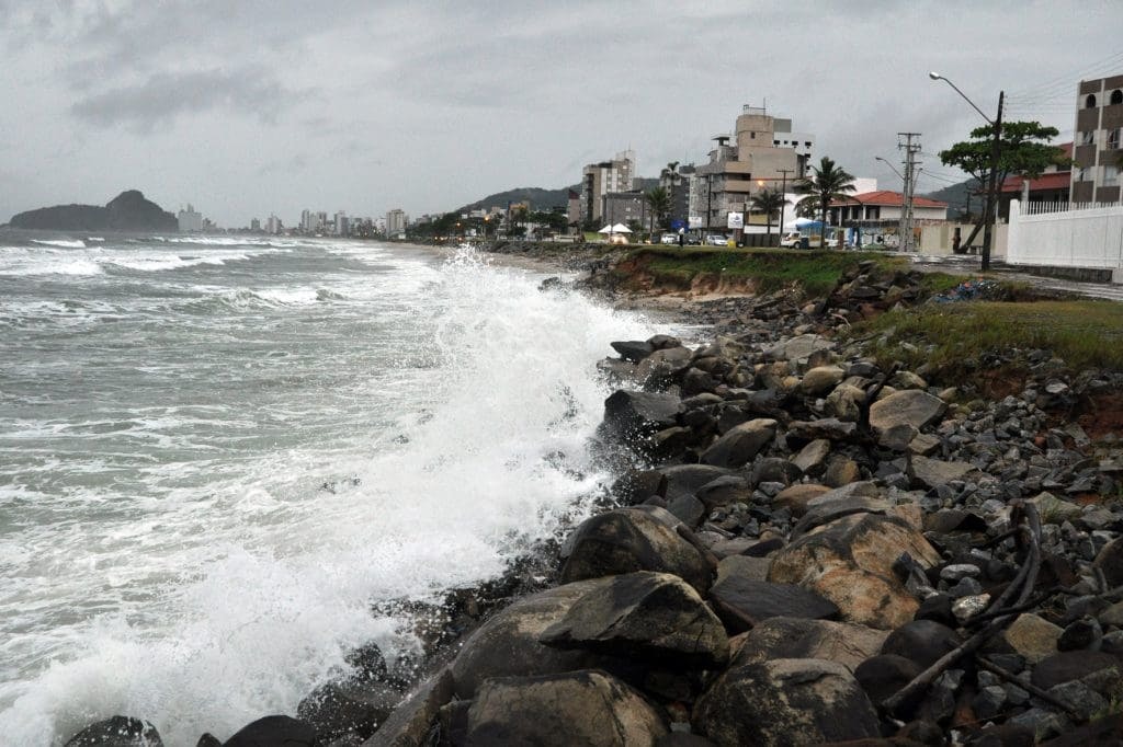 Litoral do Paraná: Marinha alerta para ventos de 75 km/h e ondas de 4 metros