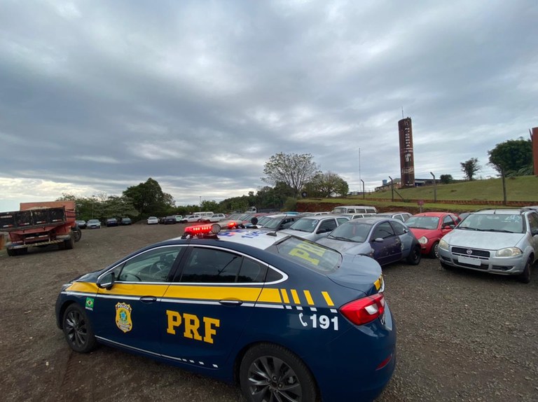 PRF faz leilão com 360 veículos apreendidos no Paraná