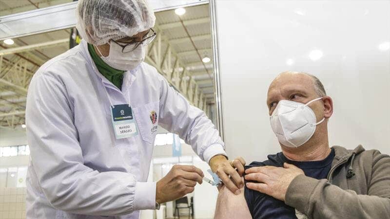 Vacina contra a covid-19: Curitiba imuniza pessoas com 42 e 41 anos