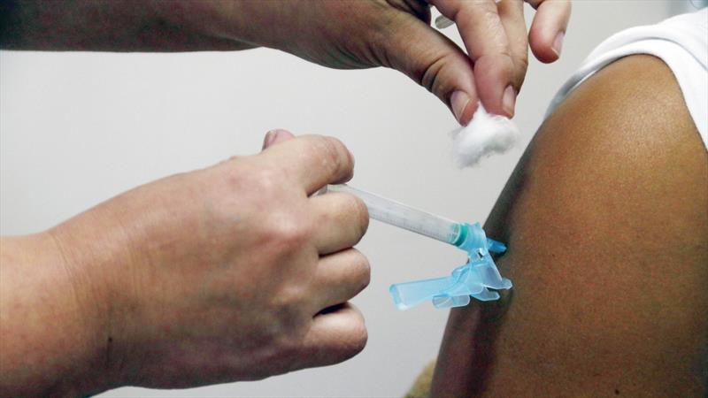 Curitiba amplia repescagem e vacina contra a covid nascidos até 1985