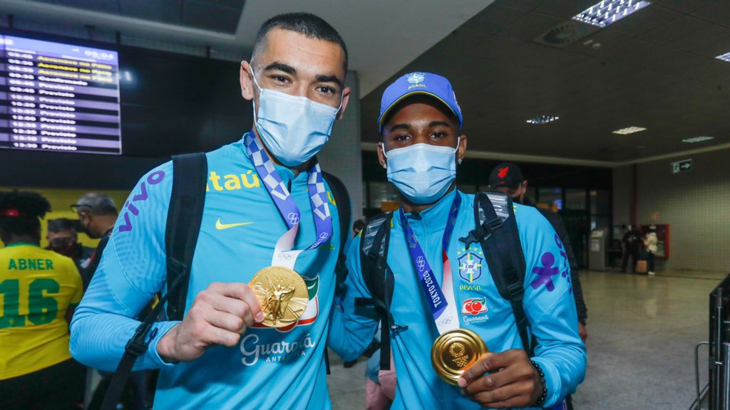 Athletico: Santos e Abner desembarcam em Curitiba após ouro nas Olimpíadas; vídeo
