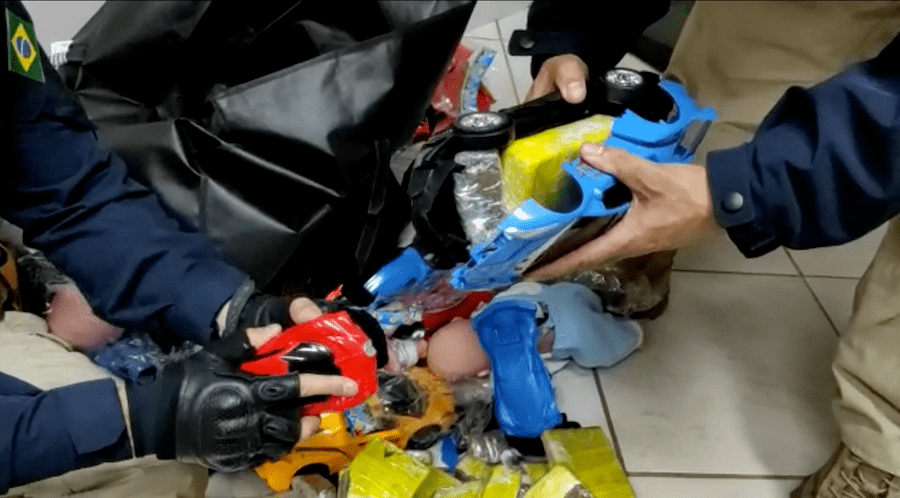 Mulher que transportava maconha em carrinhos e bonecas é presa pela PRF, no Paraná